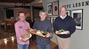 Brauhaus-Geschäftsführer Wolfgang Glanznig, Küchenchef Bernhard Jandl und Lebenshilfe-Präsident Anton Henckel-Donnersmarck (von links)