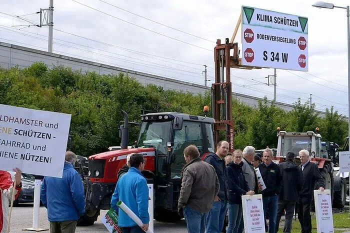 Bauern aus der Region protestieren den ÖVP-Chef und seine Entourage mit dem Protest gegen die S34, die ihre Lebensgrundlage zerstöre.