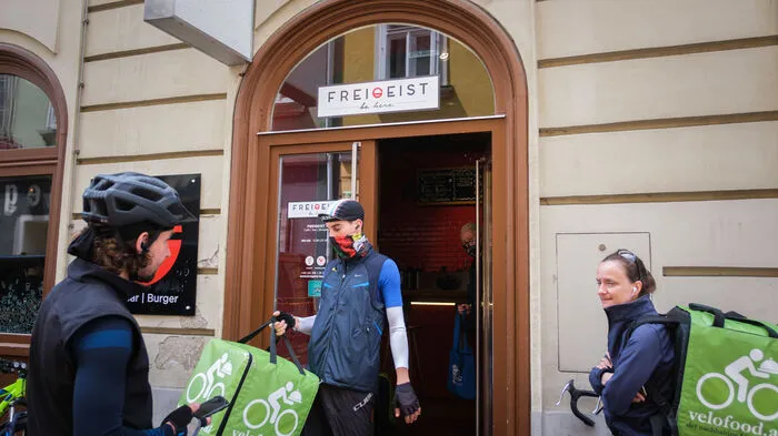 Fahrradboten warten vor dem Freigeist