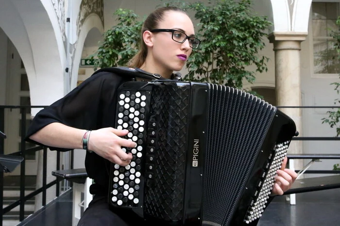 ...sowie Lara Berger auf der Harmonika. 