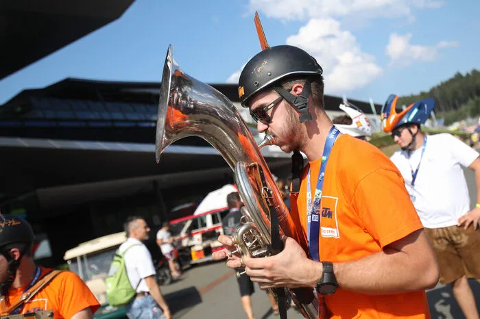 Klicken Sie sich durch die Bilder des Pit Lane Walks!