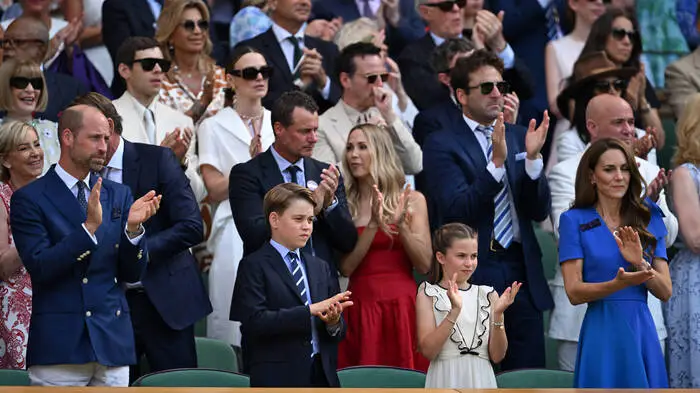 Prinz George mit Papa William, Mama Kate und Schwester Charlotte beim Wimbledon-Finale 2025