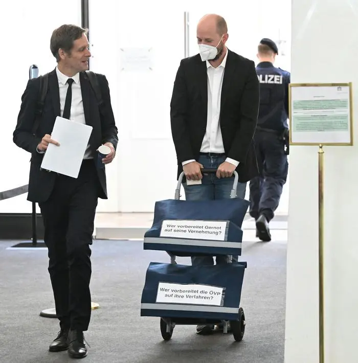 Die SPÖ zitiert auf ihrem Aktenwagen einen Chat von Christian Pilnacek