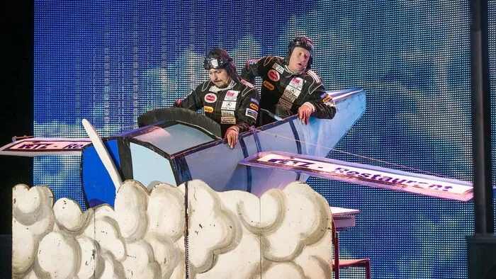 Die Feistritzer Narren im Anflug auf die Lachmuskeln des Publikums. Die "Himmelhunde" sind Wolfgang HEide und Gerhard Löscher.