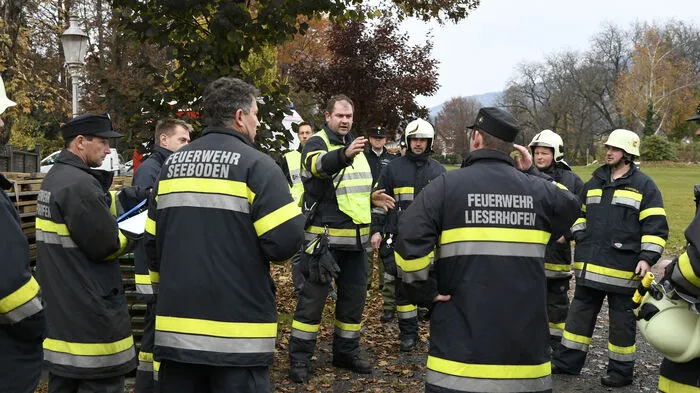 Als erster vor Ort im Klinger-Park in Seeboden war BI Alfred Kohlmaier, der als Bezirkswasserdienst Beauftragter die spektakuläre Übung leitete. Beobachtet wurde der Großeinsatz der Feuerwehren Seeboden, Spittal, Döbriach, Millstatt, Spittal-St.Peter und Lind im Drautal auch von Bezirkskommandant Kurt Schober und Franz-Josef Kühbacher, Abschnittskommandant Oberes Mölltal.