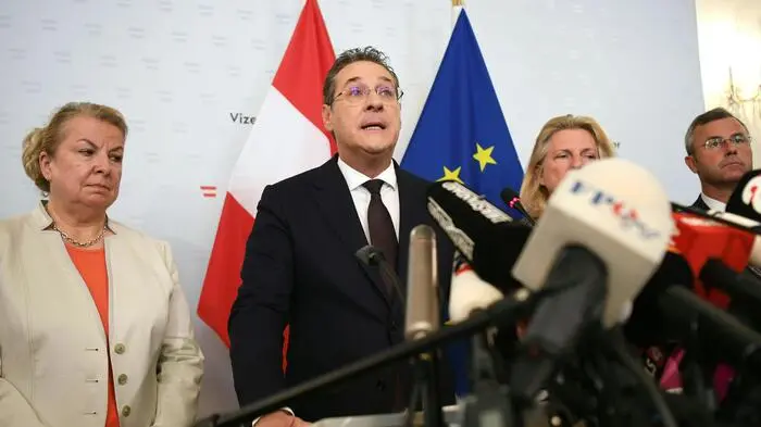 In einer Erklärung nach einem Gespräch mit Bundeskanzler Sebastian Kurz (ÖVP) erklärte Strache, dass er sowohl als Vizekanzler zurücktrete als auch seine Funktionen in der Bundes- und der Wiener Landespartei der FPÖ zurücklege.