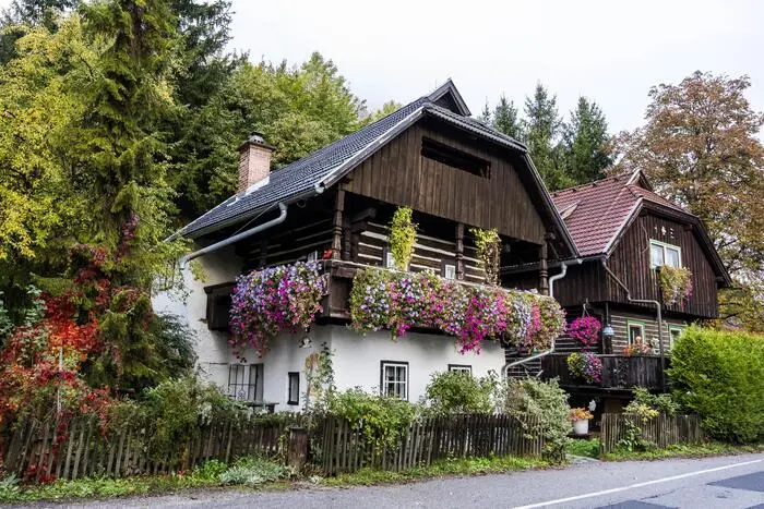 Oft bleiben Menschen stehen und fotografieren das alte Bauernhaus