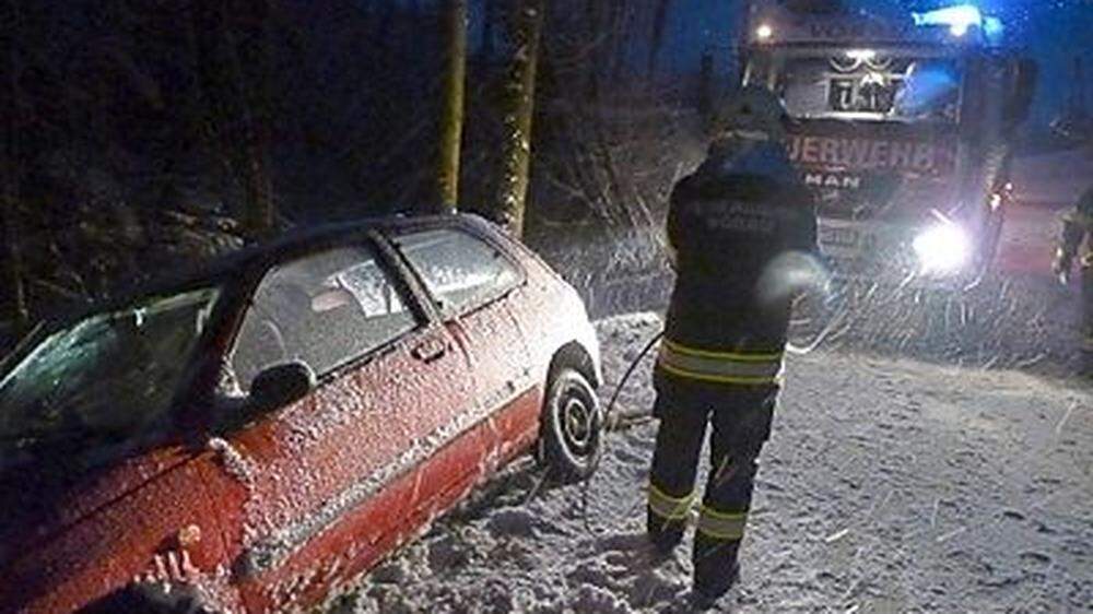 In Riegersberg musste die Feuerwehr ein Auto aus einem Graben ziehen