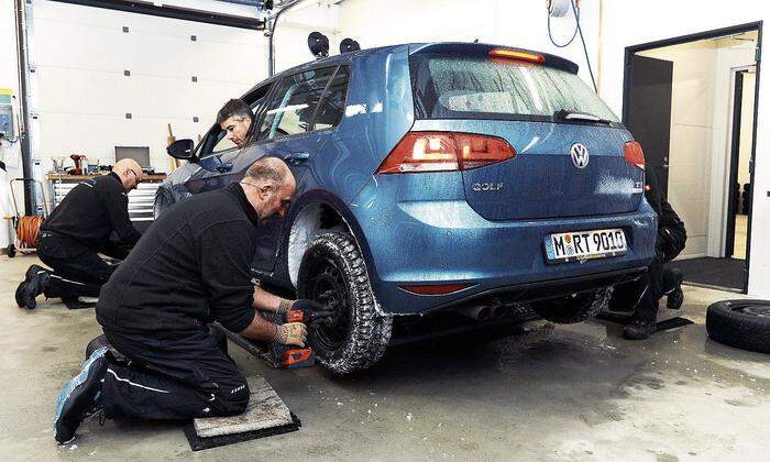 Akkordarbeit: Bei 16 getesteten Pkw-Reifentypen müssen die Pneus im Stundentakt gewechselt werden