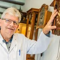 Ob Armband- oder Wanduhr, ob mechanisch oder batteriebetrieben, der Uhrmachermeister liebt die Herausforderung jeder Uhr