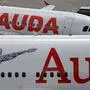ABD0187_20200501 - SCHWECHAT - ÖSTERREICH: ++ THEMENBILD ++ ZU APA0274 VOM 1.5.2020 - Illustration zum Thema Lauda / Laudamotion. Im Bild: Eine Maschine der Laudamotion aufgenommen am Freitag, 1. Mai 2020, am Flughafen Wien-Schwechat. Ryanair droht mit der Schließung ihrer österreichischen Tochter Lauda in Wien. Lauda-Jets würden mit Ryanair-Flugzeugen ersetzt, sollte die Belegschaft nicht zu Lohnkürzungen und neuen Arbeitsverträgen bereit sein. - FOTO: APA/HELMUT FOHRINGER