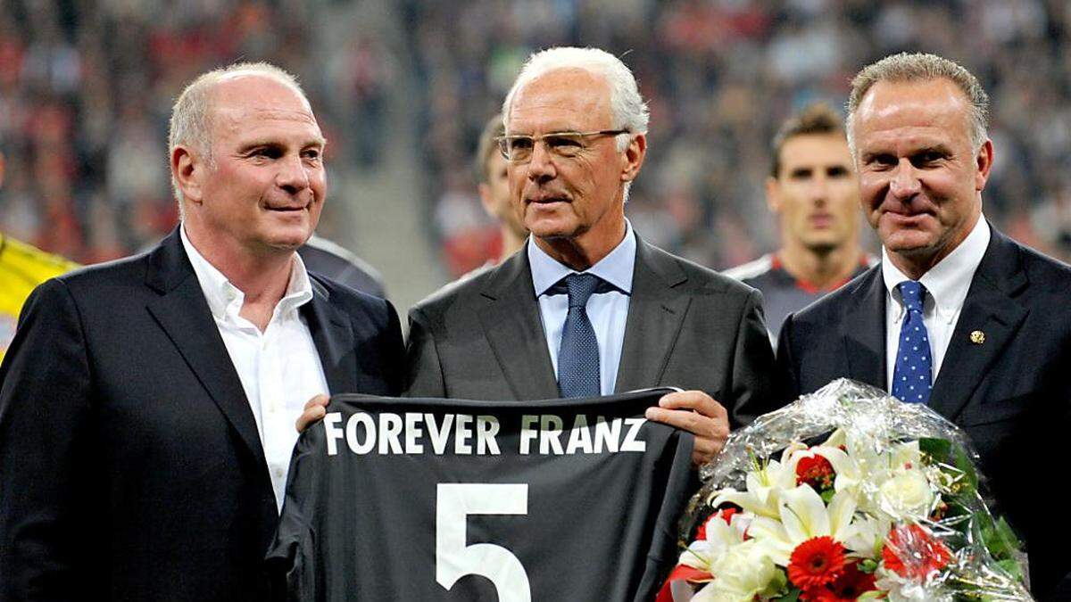 Frank Beckenbauer mit Bayerns Präsident Uli Hoeneß und Vorstandsvorsitzendem Karl-Heinz Rummenigge