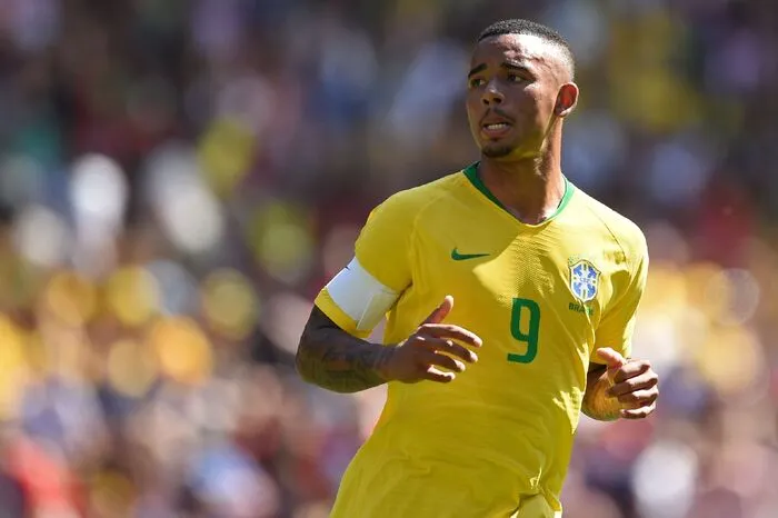 Gabriel Jesus (Brasilien, 21): Bei der Heim-WM 2014 war der in einer Favela von Sao Paulo geborene Gabriel Jesus noch Fan der "Selecao", vier Jahre später soll er dem Rekordweltmeister zum sechste Titelgewinn verhelfen. Seine Torquote im Teamtrikot ist mit zehn Treffern in 17 Spielen eine herzeigbare. Jesus gibt im Dreier-Sturm neben Neymar und Willian den Mittelstürmer. Manchester City holte Jesus im Jänner 2017 nach Europa und stach dabei andere Großclubs aus. 32 Millionen Euro zahlte City damals, Jesus' Marktwert dürfte sich seither verdreifacht haben.