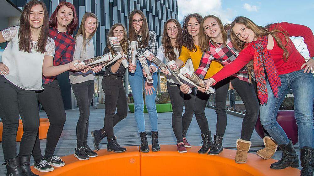 Beim Redaktionstag in Graz schnuppern die acht HLW Schülerinnen zum ersten Mal Zeitungsluft