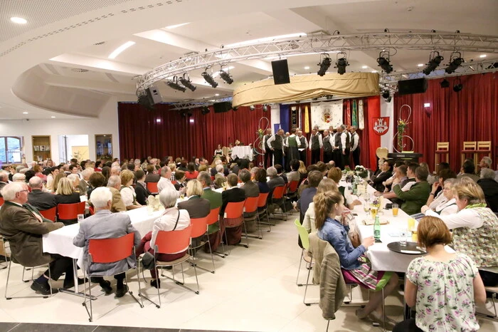 Grund des Besucheransturmes: das Frühlingskonzert der Sängerrunde (SR) St. Salvator unter Obmann Gottfried Steindorfer und Chorleiterin Ulrike Liegl. 