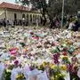 AUSTRALIA, SYDNEY - DECEMBER 16, 2025: A view of a makeshift memorial for the victims of the Bondi Beach shooting. On December 14, two gunmen attacked a Hanukkah event on Sydney s Bondi Beach. At least 15 people were killed and 42 injured. Best quality available Sydney Australia PUBLICATIONxINxGERxSUIxAUTxONLY - ZUMAt113 20251216_zaa_t113_026 Copyright: xAnnaxArkayevax