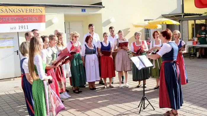 Eines gleich vorweg: Der Wettergott spielte am Samstagnachmittag voll mit. Und zwar beim Dorfplatzsingen des Gesangsvereins (GV) Zweikirchen in der Gemeinde Liebenfels. Und nicht nur die Einheimischen waren gekommen, um sich zu unterhalten. Auch aus dem gesamten Glantal kamen die Besucher angereist. 