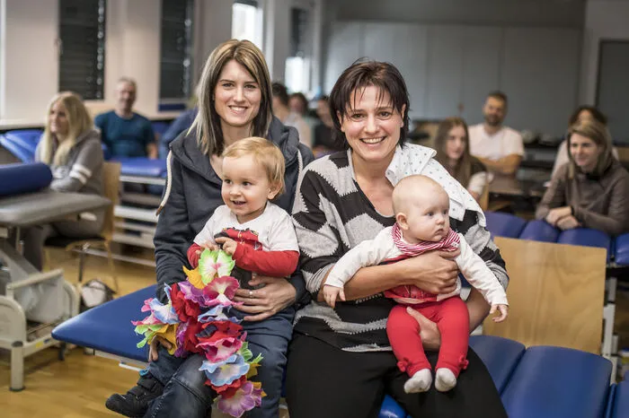 Carina Strugger (links) mit Luca (eineinhalb Jahre). Strugger ist Juristin und macht in der Bildungskarenz den Tageskurs zum medizinischen Masseur, weil ihr Mann eine Frühstückspension hat. Nach dem Kurs arbeitet die zweifache Mutter wieder als Juristin. Sabine Hanschitz mit Baby mit Lea-Marie (viereinhalb Monate). "Im Herbst 2017 begann ich mit der Ausbildung und wurde später überraschend schwanger." Im September 2018 kam Lea-Marie. Jetzt macht Hanschitz mit ihrer Tochter gemeinsam die Ausbildung weiter - bis die Mama im Juni 2019 eine abgeschlossene Ausbildung als Heilmasseurin hat.