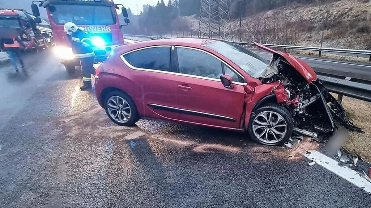 Wegen Glatteis ist es am Freitag auf der A9 zu einem Unfall gekommen 