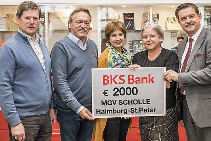 Dritter Landtagspräsident Josef Lobnig, Franz Hrastnig und Erich Scheriau (von r.) übergeben 2000 Euro an Chefredakteurin Antonia Gössinger und Susanne Koschier