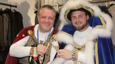 Stoßen auf die neue Faschings-Ära an: Martin Kircher (links) und Philipp Subosits 