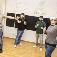 Der Kopf weiß, dass der Raum leer ist, doch der Körper glaubt an die Bilder aus der VR-Brille