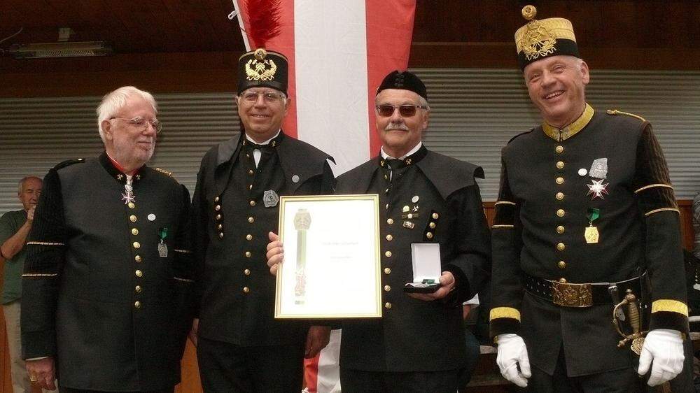 Otto Schinnerl, Obmann des Knappenvereins Arzberg, wurde mit dem Verdienstkreuz am schwarz-grünen Band geehrt
