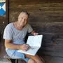 Bernhard Aichner vor dem Kreuzstadl in Neumarkt. Seine Bücher verfasst er stets mit Stift auf Papier