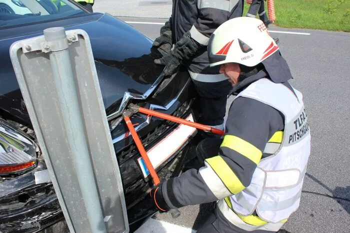 Die FF Hörmsdorf, die FF Pitschgau-Haselbach und die FF Eibiswald standen für die Bergung der Fahrzeuge im Einsatz und erreichteten auch eine Ölsperre.