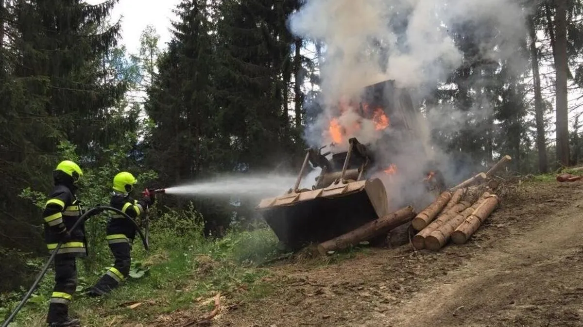 Brand einer Baumaschine am Aichberg