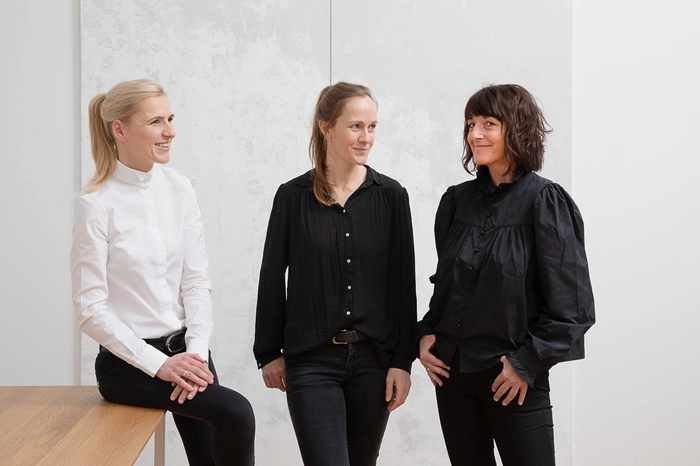 „Das Bauchgefühl hat auf beiden Seiten sofort gepasst“, erinnert sich Hildegard Keil zurück. Sabine Schimanofsky war es auch, die die Fotografin und Grafikerin Jutta Walker mit ins Boot holte, um ...