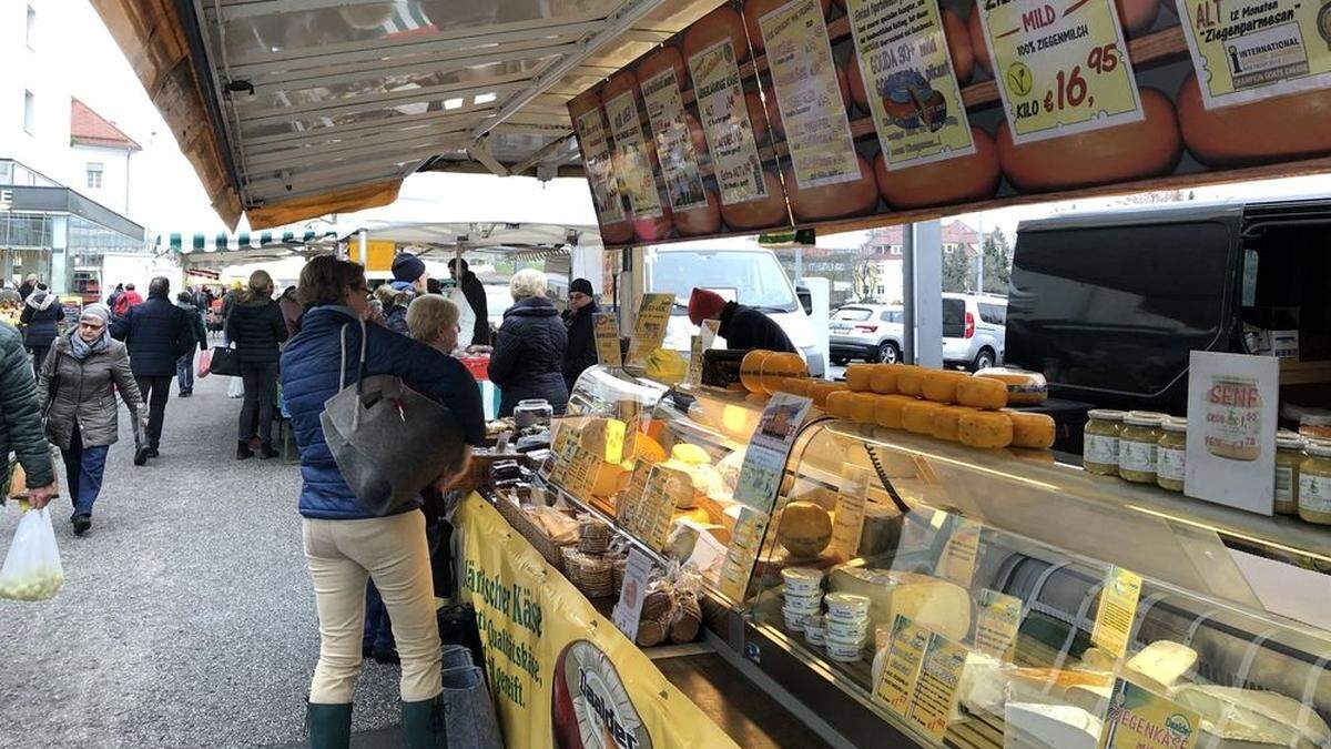 Der Wochenmarkt in Villach ist ein beliebter Treffpunkt der Kulinarik