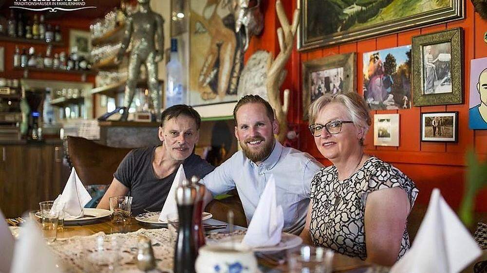 Zwei Gastgeber-Generationen an einem Tisch: Josef, Ludwig und Waltraud Gasser