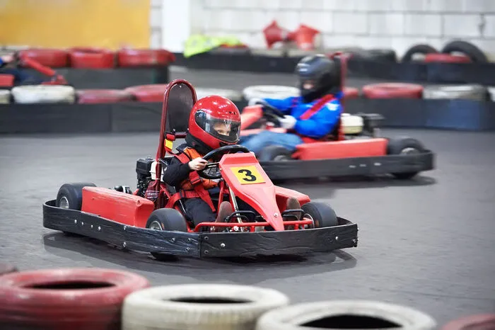 Motorengeräusche und glühende Reifen - der Traum eines jeden Rennsportfans. Tickets für die Formel 1 sind teuer und oft mit kostspieligen Reisekosten verbunden. Dennoch Rennsportluft schnuppern lässt es sich bei einem Tag auf der Kartbahn. Unter anderem in Kalsdorf bei Graz und in Wolfsberg gibt es Go Kart-Strecken, wo Indoor und Outdoor Gas gegeben werden kann.