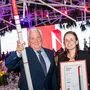 Primus-Gewinner in der Kategorie "Global": Flex-Geschäftsführer Erich Dörflinger mit Assistentin Viktoria Harrer