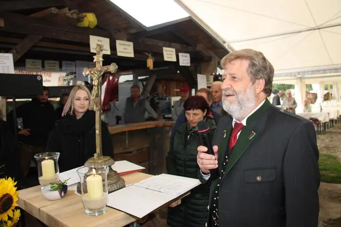 Die Feierlichkeiten begannen mit einem Wortgottesdienst, geleitet von Rudolf Kahr und anschließender Segnung des Sattelhauses auf der Terenbachalm.