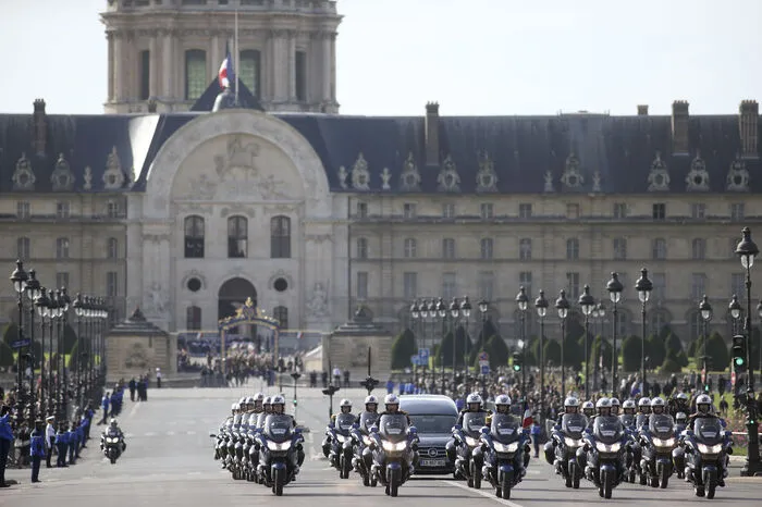 Am Vormittag verabschiedete sich die Familie Chiracs bei einer Trauerfeier in der Kathedrale Saint-Louis-des-Invalides im engsten Kreis von dem konservativen Politiker.