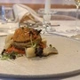 Mit Kichererbsenhummus gefüllte Artischocke.