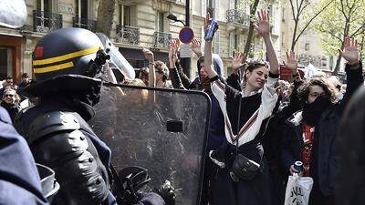 Landesweite Demonstrationen, in Paris kam es zu massiven Ausschreitungen 