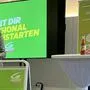 Anna Moser aus Pöls-Oberkurzheim (rechts), jüngste Spitzenkandidatin der Grünen, bei ihrer ersten Pressekonferenz am 5. Juni