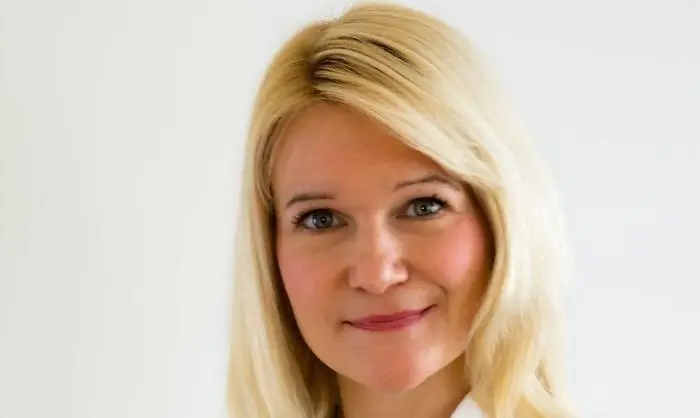 Nach Jahren in (inter-)nationalen Finanzunternehmen hat sich die Finanzmathematikerin Larissa Kravitz unter dem Namen "Investorella" mit Investment-Workshops für Frauen selbstständig gemacht. Sie ist außerdem Buchautorin ("Money, honey") und erfolgreiche Podcasterin ("Investorella")