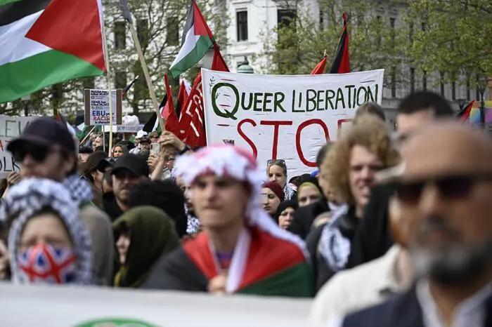 Etwa 40 Menschen hielten sich mit Protestplakaten und palästinensischen Fahnen in der Veranstaltungs-Lobby auf