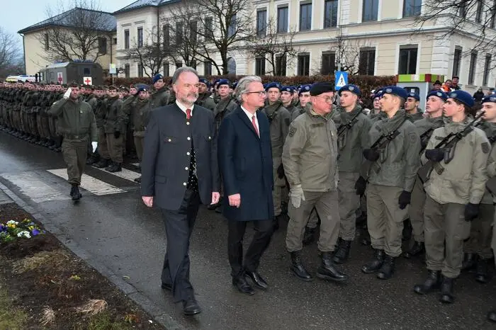 Bürgermeister Ewald Peer betonte, dass Weißkirchen in den letzten Jahrzehnten bereits zweimal – 1985 und 2003 – Gastgeber von Bundesheer-Angelobungen war. Diesmal waren Landeshauptmann Christopher Drexler und der steirische Militärkommandant Heinz Zöllner wie auch viele Angehörige der Rekruten und Zaungäste mit dabei.
