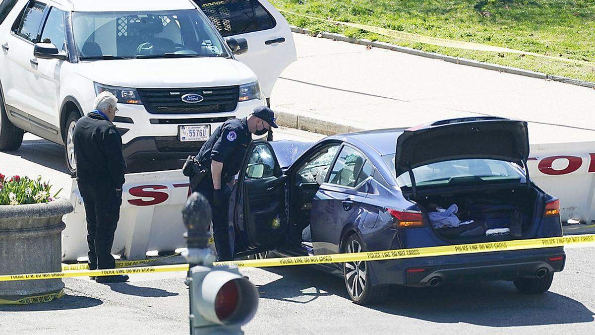Beamte der U.S. Capitol Police neben dem Auto, das eine Absperrung auf dem Capitol Hill in Washington rammte