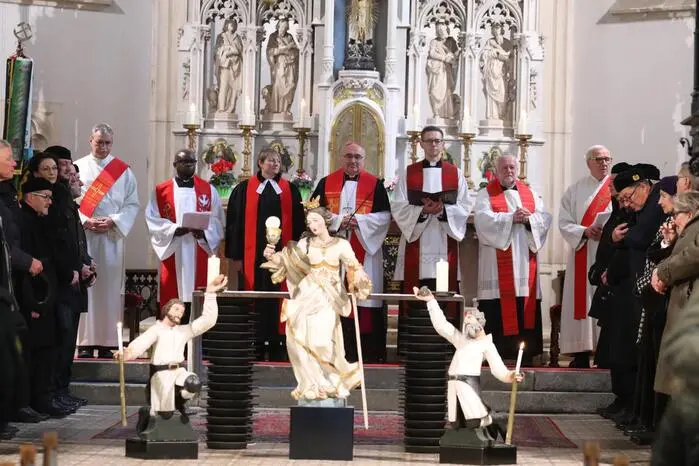 Nach einer festlichen Messe in der Oswaldikirche, die unter anderem Bischof Wilhelm Krautwaschl zelebrierte, fand im Innerberger Gewerkschaftshaus die Barbarafeier mit Ledersprung statt.