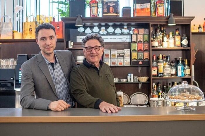 Führen das Café nun gemeinsam: Simon und Rudi Lackner.
