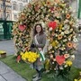 Die neue Blumenkönigin Verena I. verteilt am Samstag am Hauptplatz Blumen
