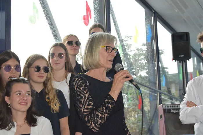 Das Projekt wurde von den Lehrerinnen Silke Nees, Janine Wurmitsch, Elisabeth Breininger und Schulwart Thomas Reithofer gemeinsam mit den Schülern und Schülerinnen der 4c-Klasse umgesetzt
