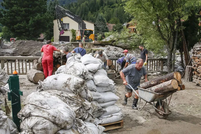 Sieger in der Kategorie "Chronik": Erwin Scheriau. Bewohner und Helfer bei Aufräumarbeiten nach Überflutungen. Oberwölz wurde besonders stark von Hochwasser heimgesucht.