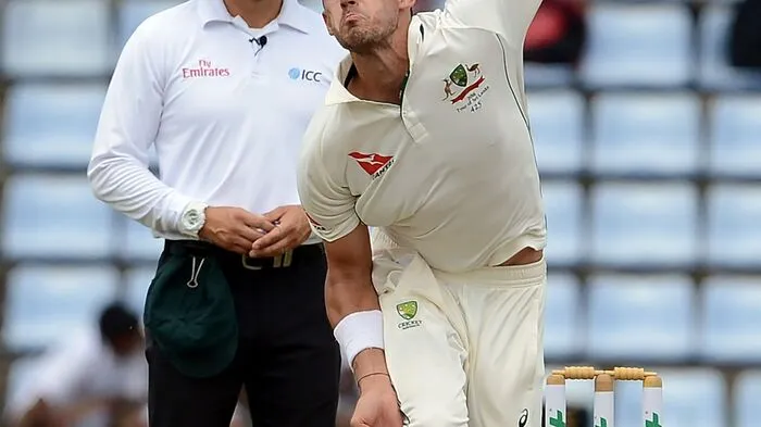 Auistraliens Cricket-Spieler Mitchell Stark wuchtet den Ball im Spiel gegen Sri Lanka in Pallekele Richtung Gegner.